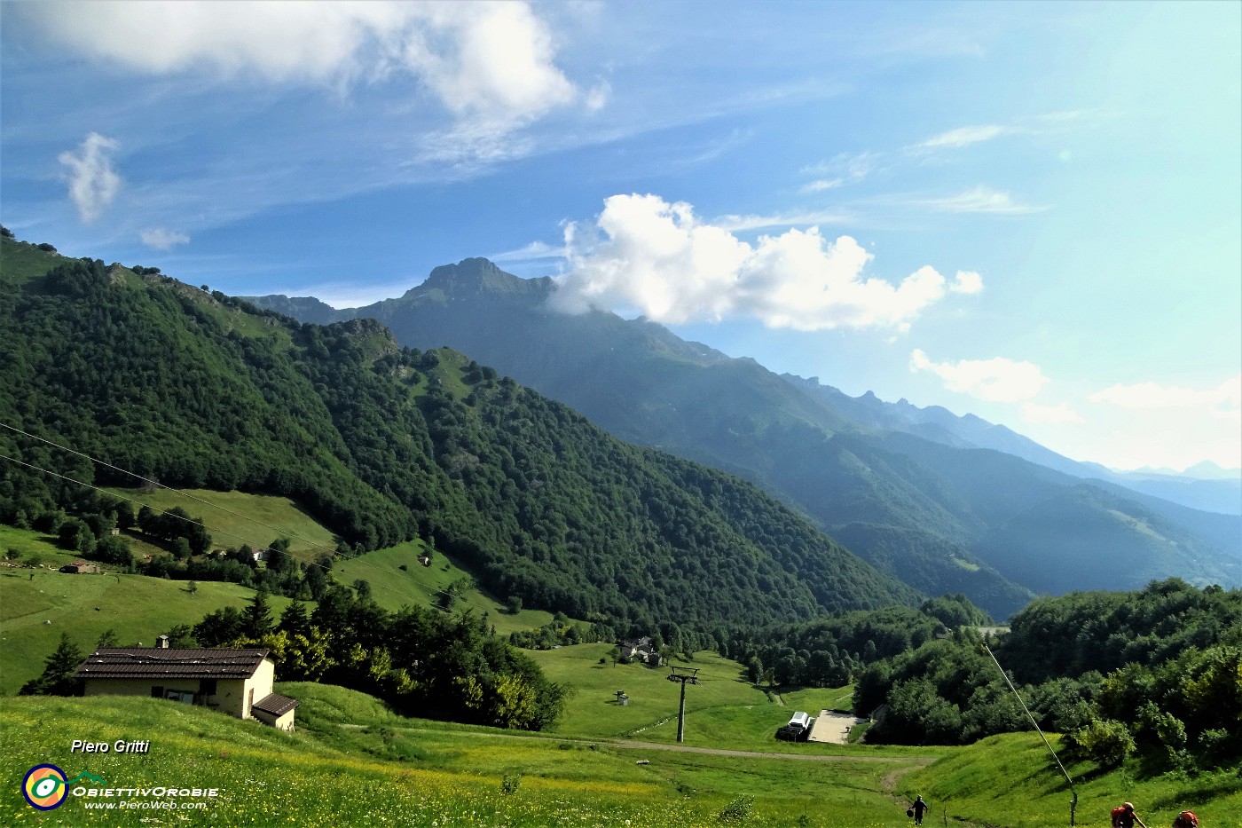 17 Vista sui Piani di Ceresola e verso il Tre Signori.JPG